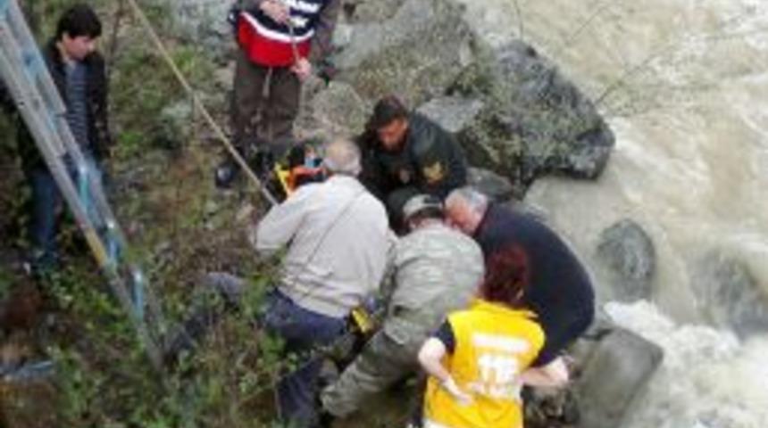 &Ouml;ğrenci midib&uuml;s&uuml; dereye u&ccedil;tu: 22 yaralı