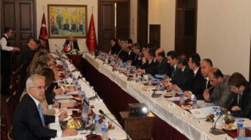 Vali Y&uuml;ksel kamuya a&ccedil;ık yerlerdeki engellerin kaldırılmasını istedi