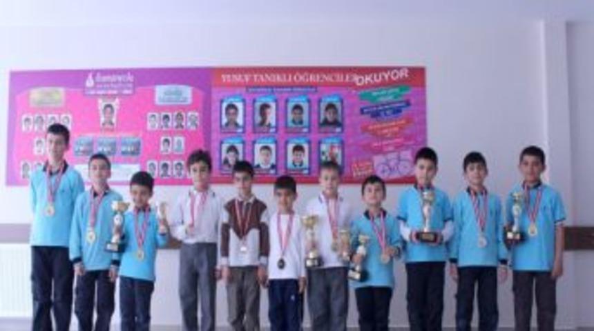 Yusuf Tanık'lı minikler, satran&ccedil;ta madalyaları topladı