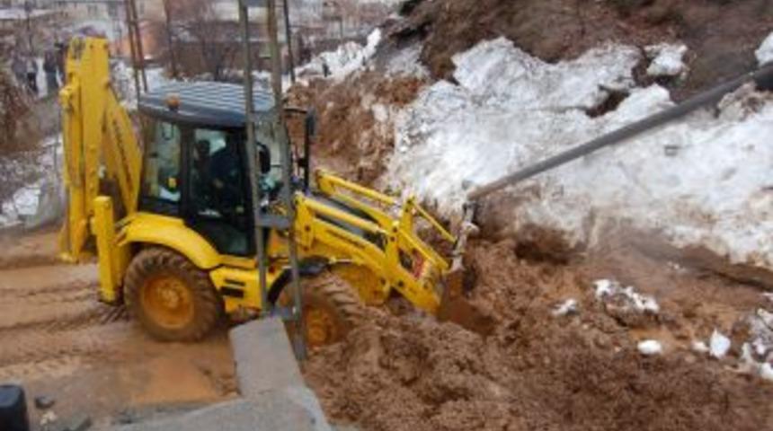 Heyelan nedeniyle 3 ev boşaltıldı