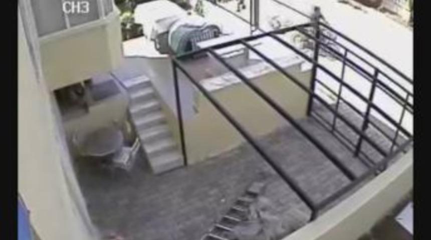 Ocakta yemek pişerken t&uuml;p &ccedil;alan hırsız kameraya yakalandı