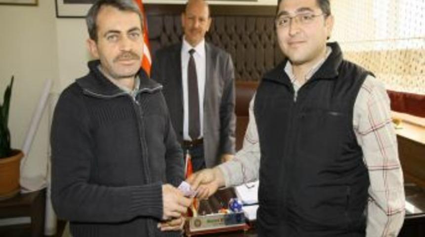 Yolda bulduğu parayı sahibine teslim etti