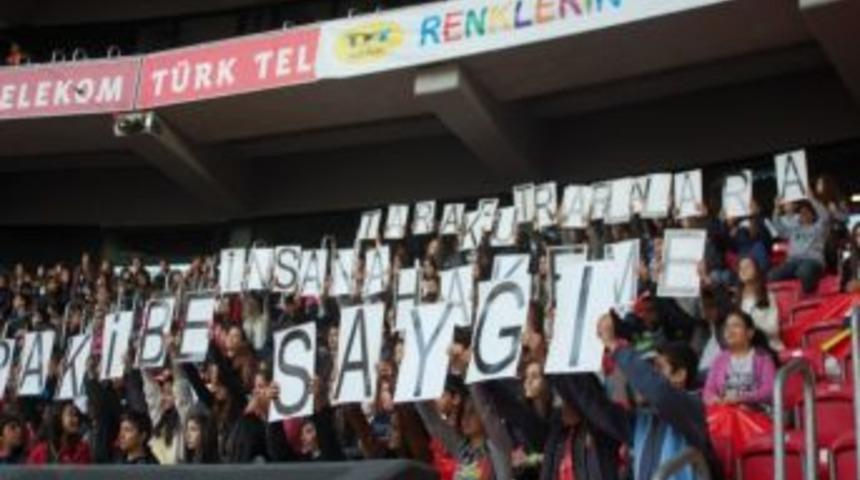 "K&uuml;f&uuml;r etmeyin, babam ma&ccedil;a g&ouml;ndermiyor"