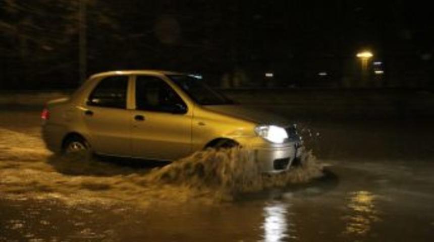 Erzincan şiddetli yağmura teslim oldu