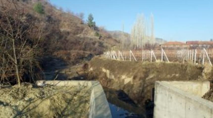 &Ccedil;ayırlı Belediyesi, Ilıcak Deresi'nin ıslah &ccedil;alışmalarını başlatıyor