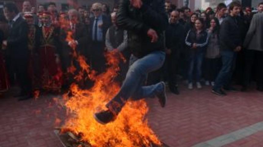 &Uuml;niversitede mehterli nevruz kutlaması yapıldı