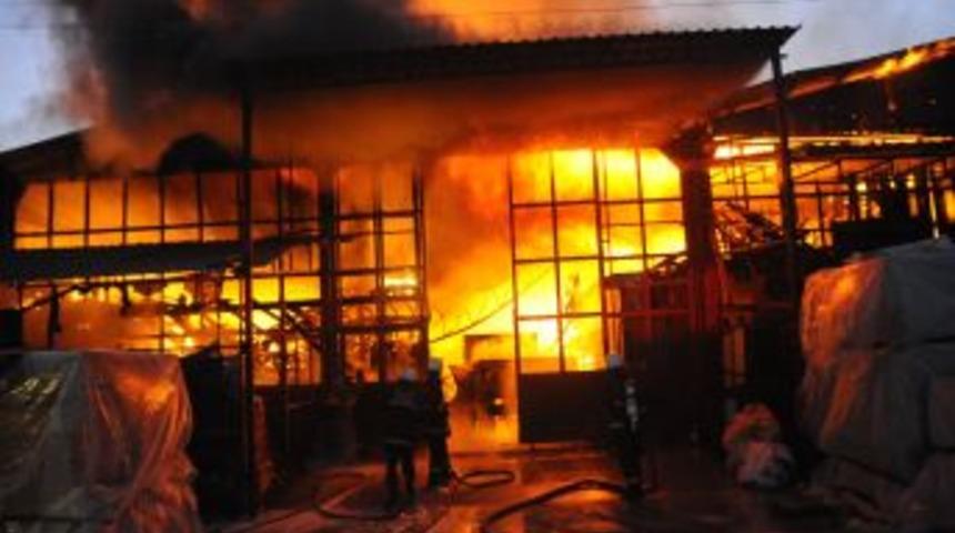 Sakarya'da mobilya imalathaneleri alev alev yandı
