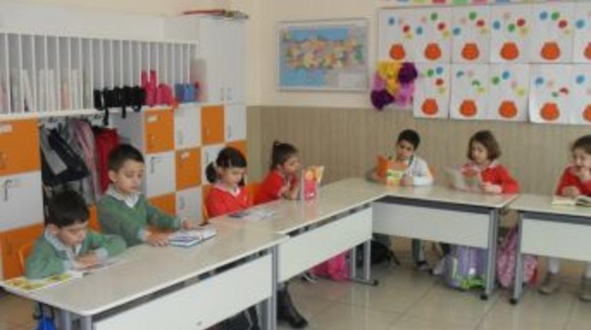 Minik &ouml;ğrenciler okuma saatiyle kitabı seviyor