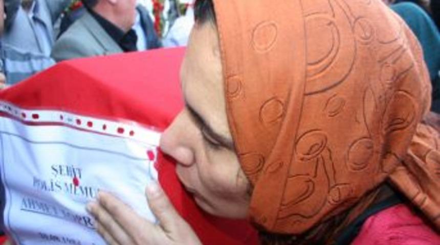 Cizre&rsquo;de şehit d&uuml;şen polise h&uuml;z&uuml;nl&uuml; t&ouml;ren