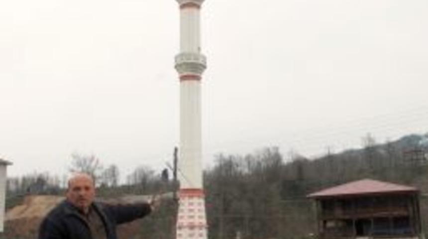 Tarihi cami taşındı, minare ortada kaldı