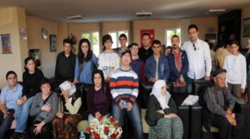 Antalya B&uuml;y&uuml;kşehir Belediyesi huzurevi sakinlerine yemek verdi