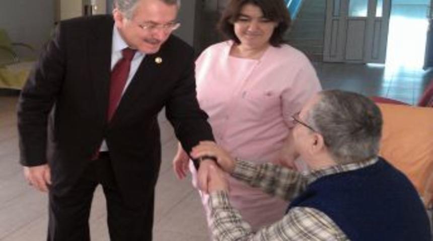 'Yaşlılarımızın hayatlarını kolaylaştıran icraatlar yapıyoruz'