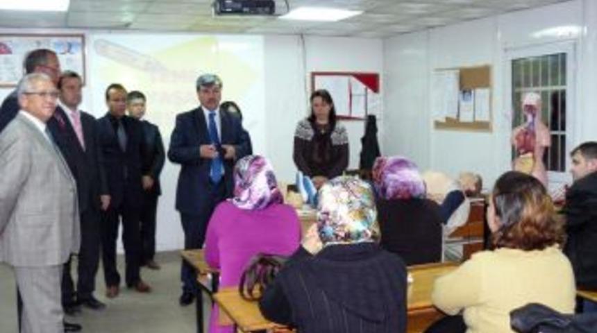 Hasta, yaşlı ve &ouml;z&uuml;rl&uuml; bakımı kursuna 74 kişi katıldı