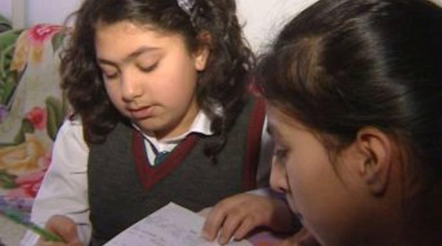 Raporlu arkadaşlarına her g&uuml;n evde ders &ccedil;alıştırıyorlar