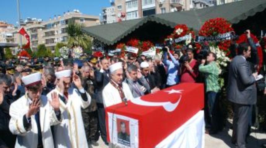 Şehit Cihat Akkaya, İzmir&rsquo;de tekbirlerle uğurlandı