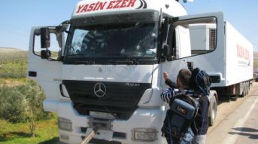 T&uuml;rk şof&ouml;r&uuml;n ağır yaralandığı TIR'ı 66 kurşunla delik deşik etmişler