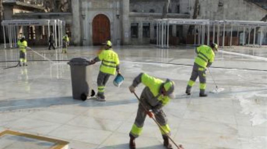Ey&uuml;p Sultan Meydanı herg&uuml;n temizleniyor