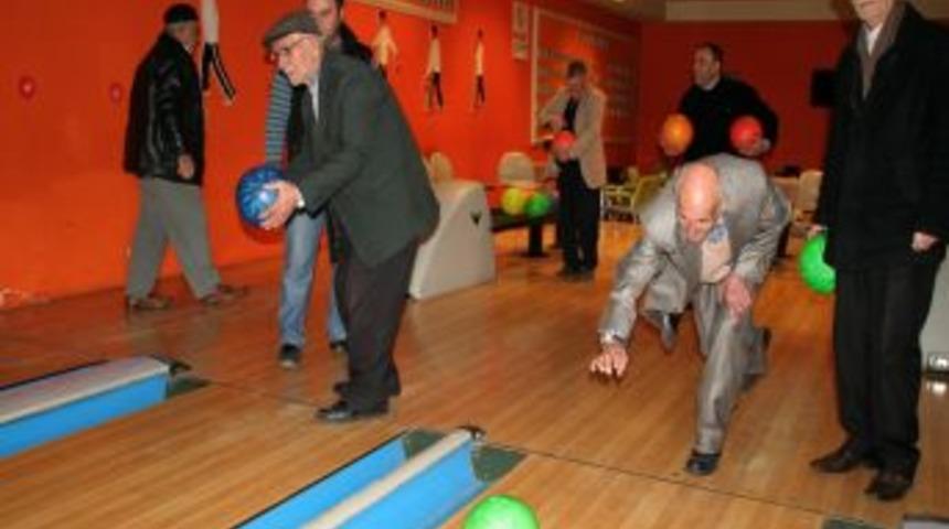 Yaşlılardan bowling şov