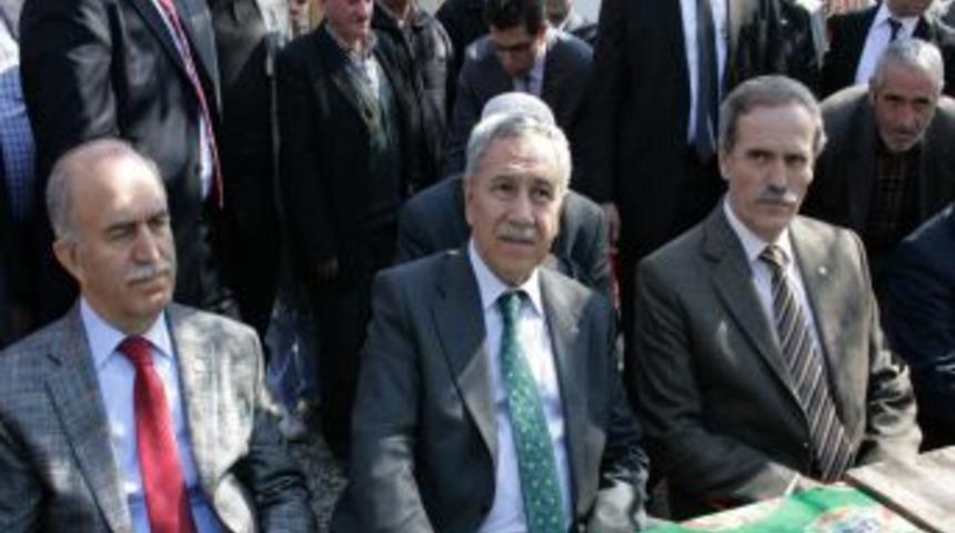 B&uuml;lent Arın&ccedil;, Demirtaş&rsquo;ta vatandaşlarla sohbet etti