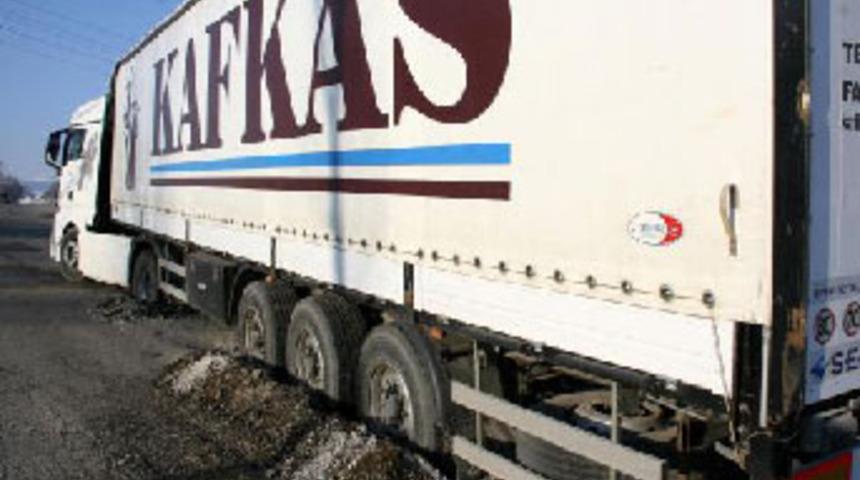 TIR asfalta g&ouml;m&uuml;ld&uuml;