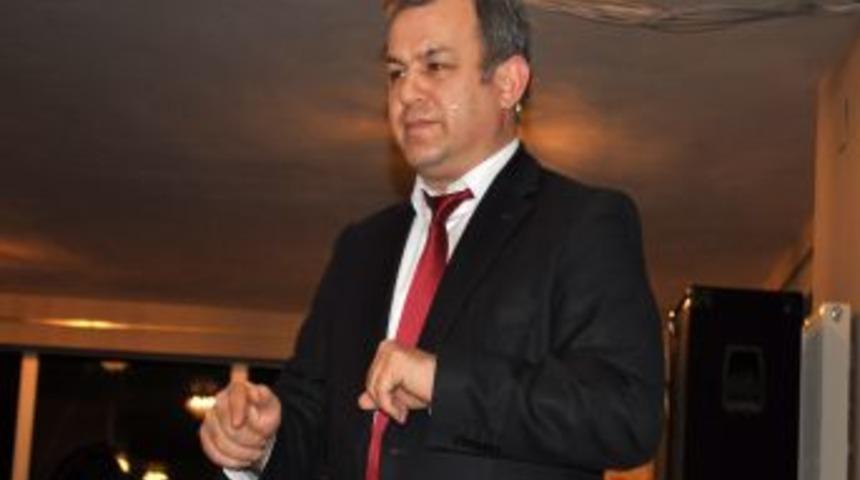 'Babalar, televizyon ve cep telefonunu kapatıp &ccedil;ocukla bir saat iletişim kurun'