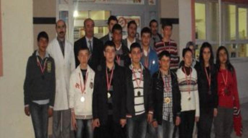 Sarıkaya Maltepe Dershanesi &ouml;ğrencilerini &ouml;d&uuml;llendirdi