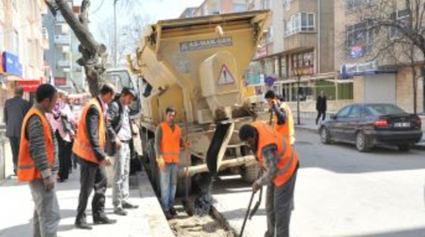 Başkent'te kışın yoğun tuzlamadan dolayı bozulan yollar onarılıyor