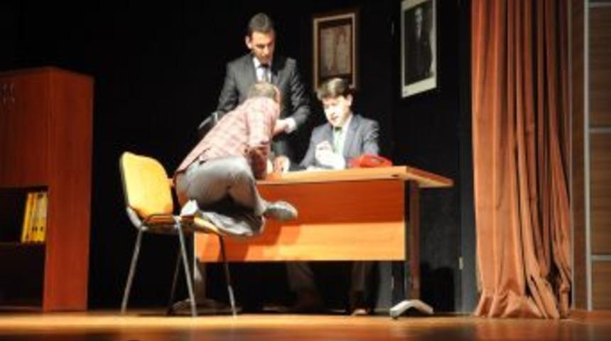 &ldquo;Tapuda bir g&uuml;n&rdquo; oyunu ayakta alkışlandı