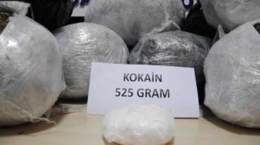 İzmir&rsquo;de 61 kg. esrar, 500 gr. kokain ele ge&ccedil;irildi