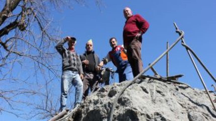 Halatla bağlanan 400 tonluk kayadan 10 tonluk par&ccedil;a koparıldı