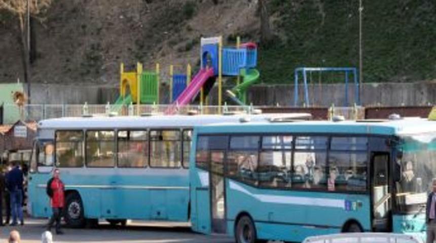 Saklamba&ccedil; oynarken belediye otob&uuml;s&uuml;n&uuml;n altına saklanınca yaralandı