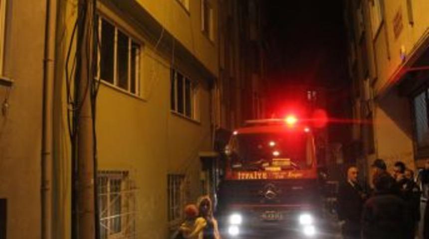 Mutfakta Çıkan Yangın Paniğe Neden Oldu