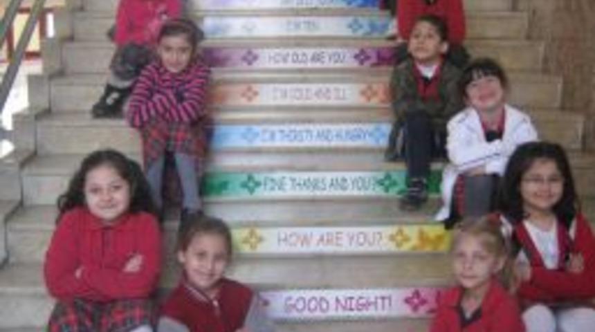 İngilizceyi sınıfta değil, merdivende &ouml;ğreniyorlar