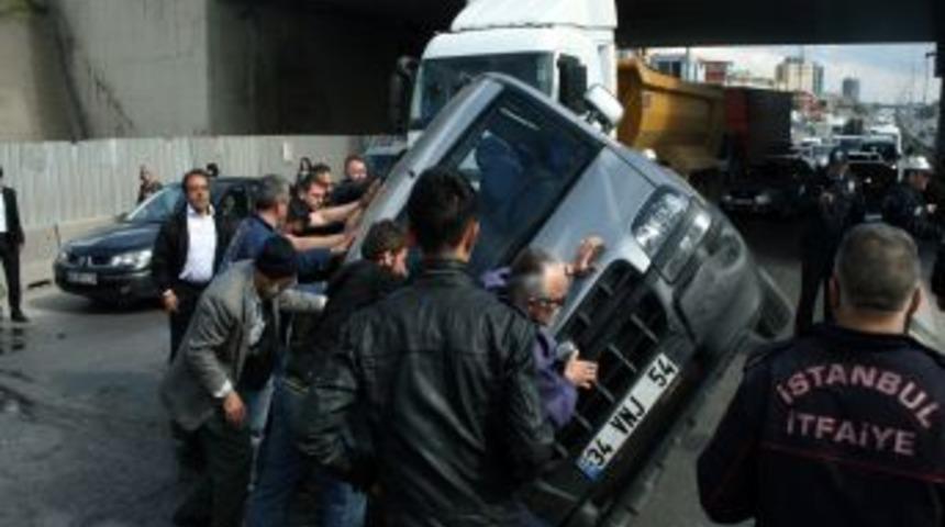 E-5'te Devrilen Otomobil Trafiği Fel&ccedil; Etti