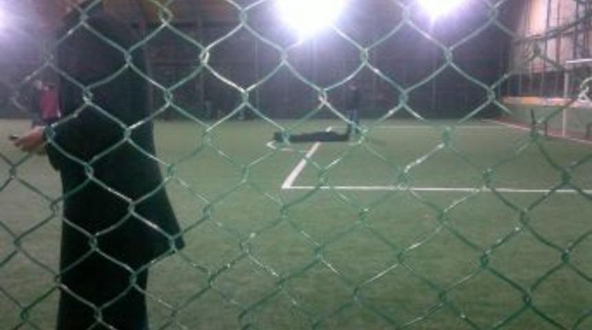 Halı sahada futbol oynarken kalp krizinden &ouml;ld&uuml;