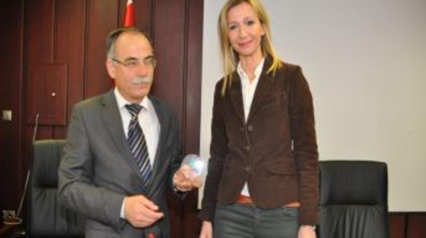 T&Ouml;SSED'den OM&Uuml; Rekt&ouml;r&uuml; Akan&rsquo;a teşek&uuml;r plaketi