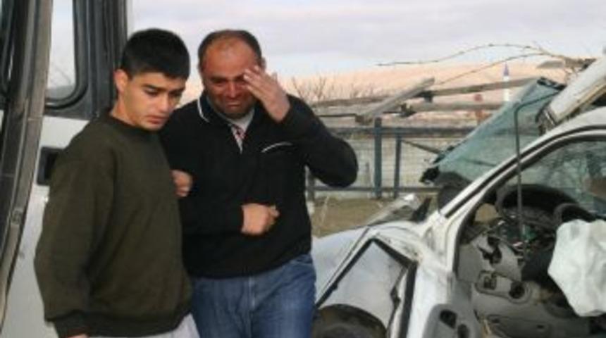 Kamyonet Yolcu Midib&uuml;s&uuml; İle &Ccedil;arpıştı: 1 &Ouml;l&uuml;, 4 Yaralı