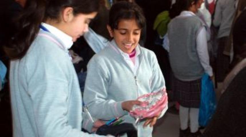 Kolej &ouml;ğrencileri yoksul &ouml;ğrencilere giyim ve kırtasiye yardımında bulundu