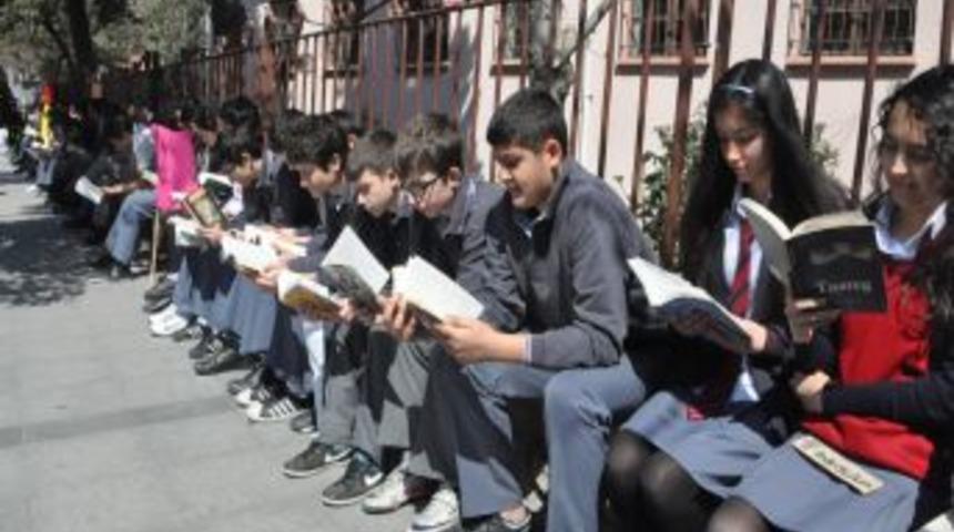 &Ouml;ğrenciler caddede kitap okudu