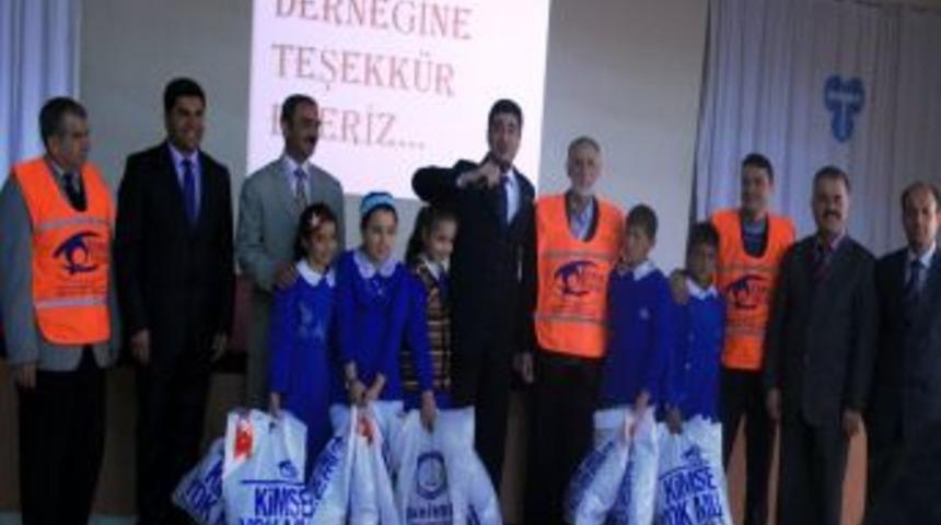 Kimse Yok Mu 550 &ouml;ğrenciye yardım malzemesi dağıttı