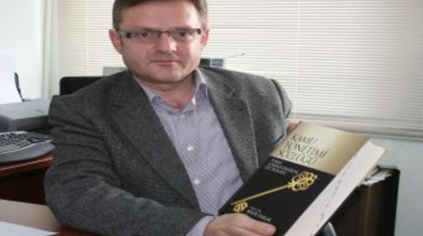 T&uuml;rkiye&rsquo;nin en kapsamlı &lsquo;Kamu Y&ouml;netimi S&ouml;zl&uuml;ğ&uuml;&rsquo;n&uuml; kaleme aldı