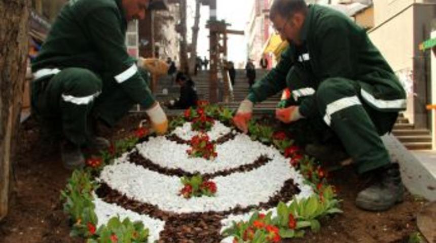 Belediye Kızılay &ccedil;evresini mevsim &ccedil;i&ccedil;ekleriyle s&uuml;sl&uuml;yor