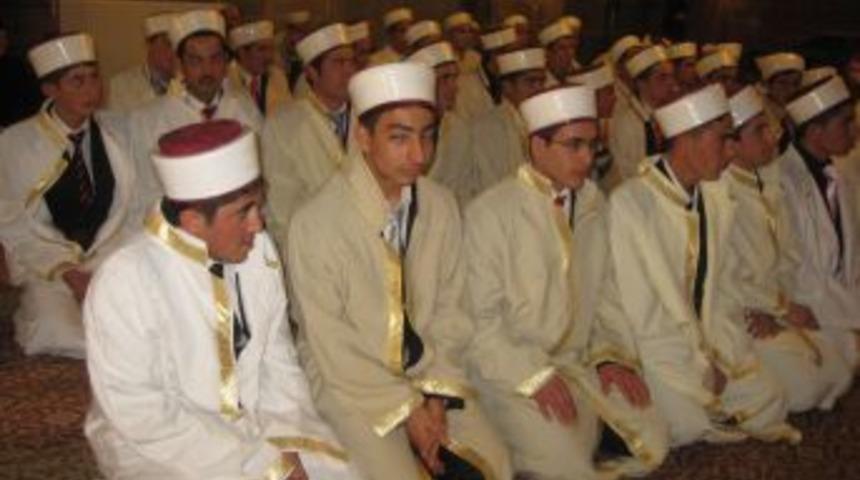 Erzurum'da 56 hafız ve hafize ta&ccedil; giyip, icazet aldı