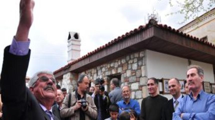 A&ccedil;ılışta Yorulan Bakan G&uuml;nay Konuşmaları Yere Oturarak Dinledi