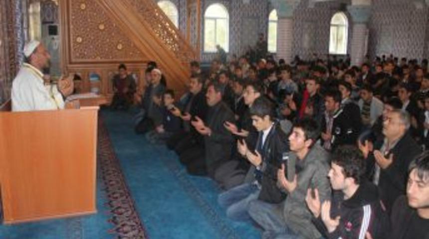 &Ouml;ğrenciler ve aileleri duada buluştu