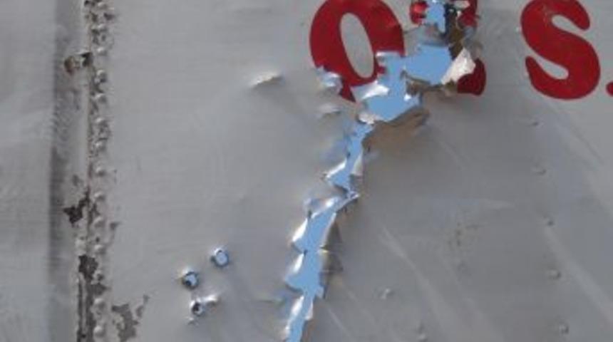 Şof&ouml;r&uuml; &ouml;ld&uuml;r&uuml;len T&uuml;rk TIR'ını kurşunlayıp y&uuml;k&uuml;n&uuml; yağmalamışlar