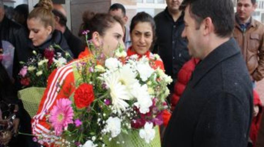 D&uuml;nya kros şampiyonları yurda d&ouml;nd&uuml;