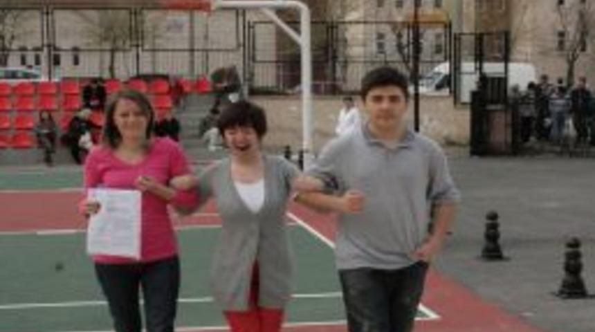 Engelli &ouml;ğrenci ve ailelerinin duygulu YGS sınavı