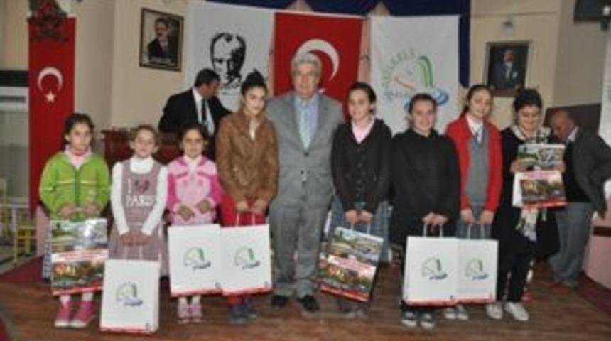 K&uuml;t&uuml;phane dostu 48 &ouml;ğrenciye &ouml;d&uuml;l