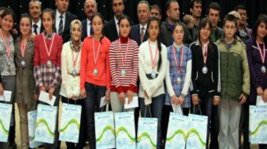 Kitap Okuma Yarışması&rsquo;na 140 okuldan 500 &ouml;ğrenci katıldı